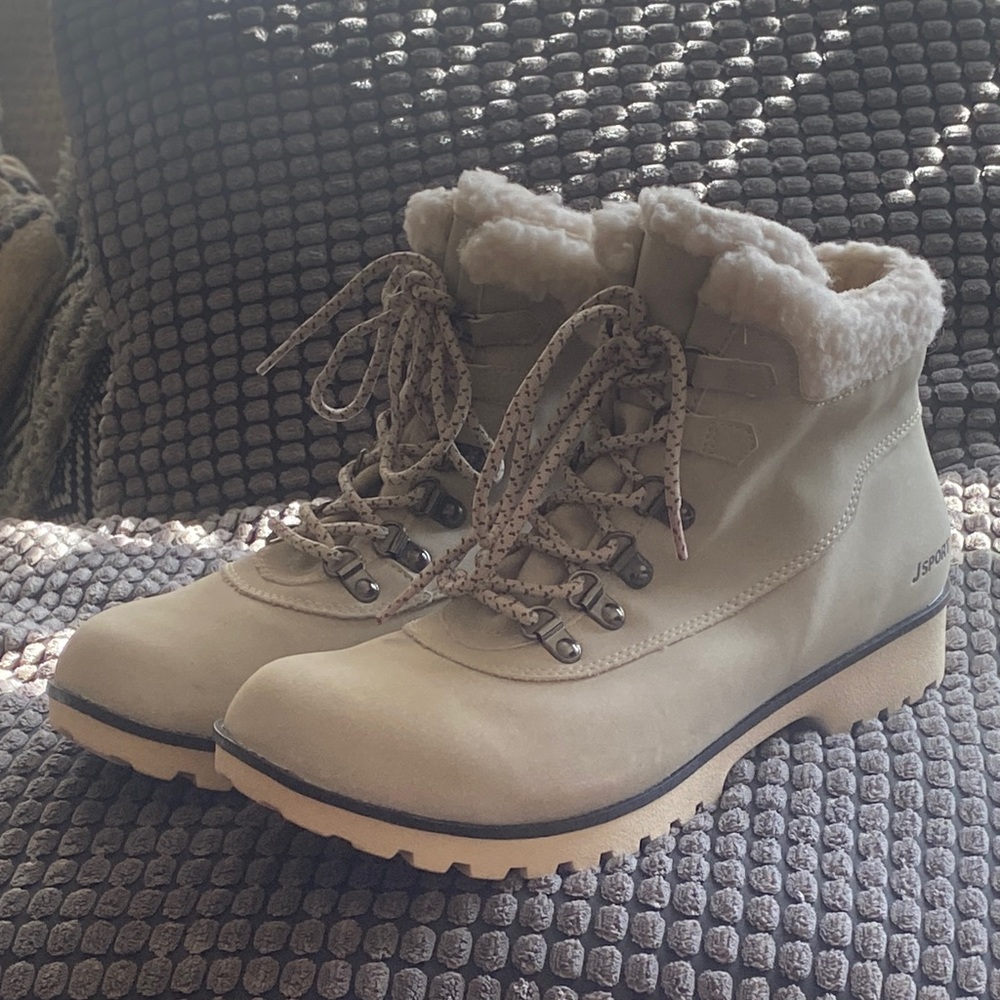 JSPORT NWOT Light Gray Winter Boots with Faux Fur Lining Size 10 M.
Memory Foam.